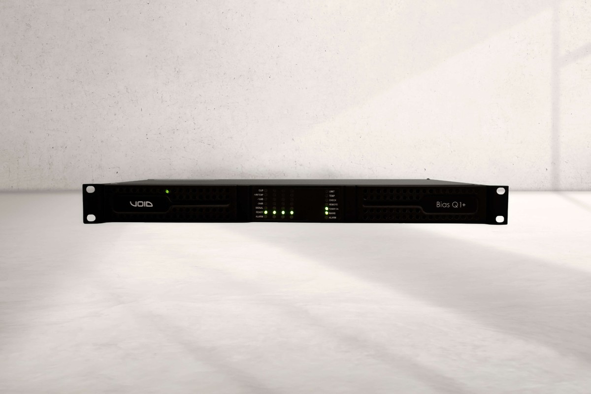 Amplificateur vu de face sur un fond de béton clair