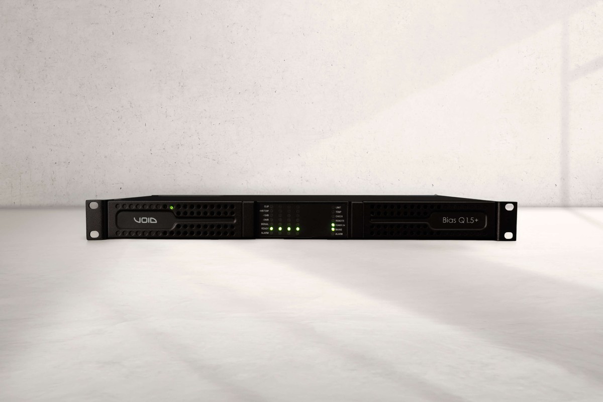 Amplificateur Void Acoustics Bias Q1.5+ de face, format rack 1U, sur fond de mur clair