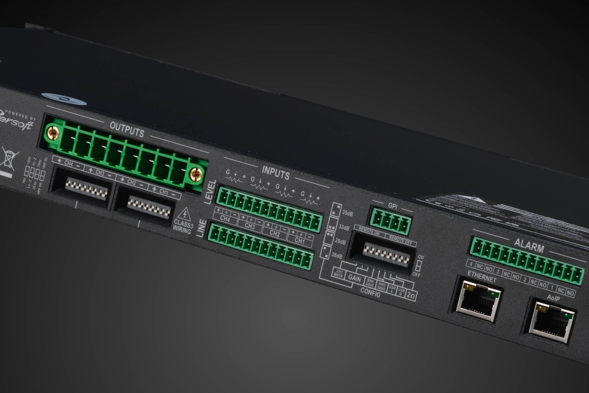 Face arrière de l'amplificateur avec bornes Phoenix vertes, ports RJ45 et alarme