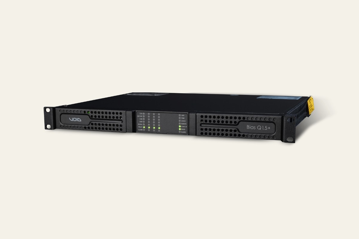 Amplificateur de puissance vu en trois quarts avec ses oreilles de rack