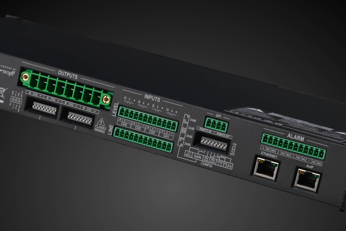 Panneau arrière de l'amplificateur avec borniers de sortie et d'entrée, ports Ethernet et AoIP