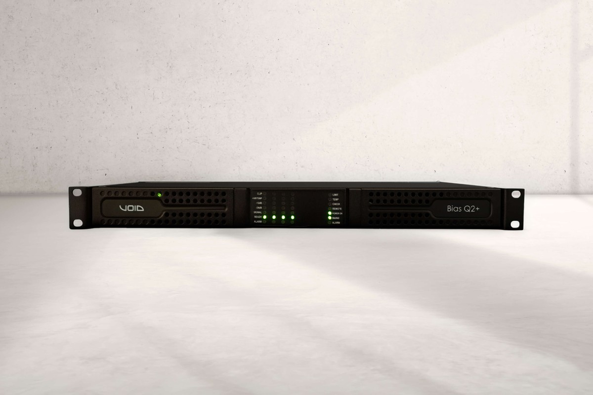 Amplificateur Void Acoustics Bias Q2+ de face, format rack 1U, sur un mur clair en béton