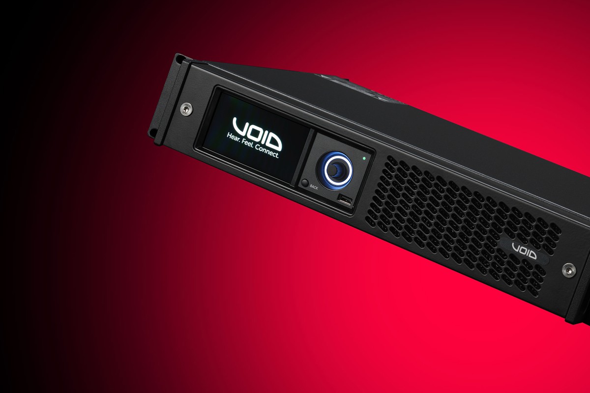 Face avant de l'amplificateur Void Acoustics BIAS Q3 avec écran tactile et encodeur rotatif sur fond rouge