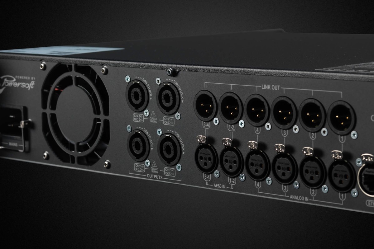 Face arrière d'un amplificateur rack 2U avec sorties Speakon, entrées XLR et prises Ethercon