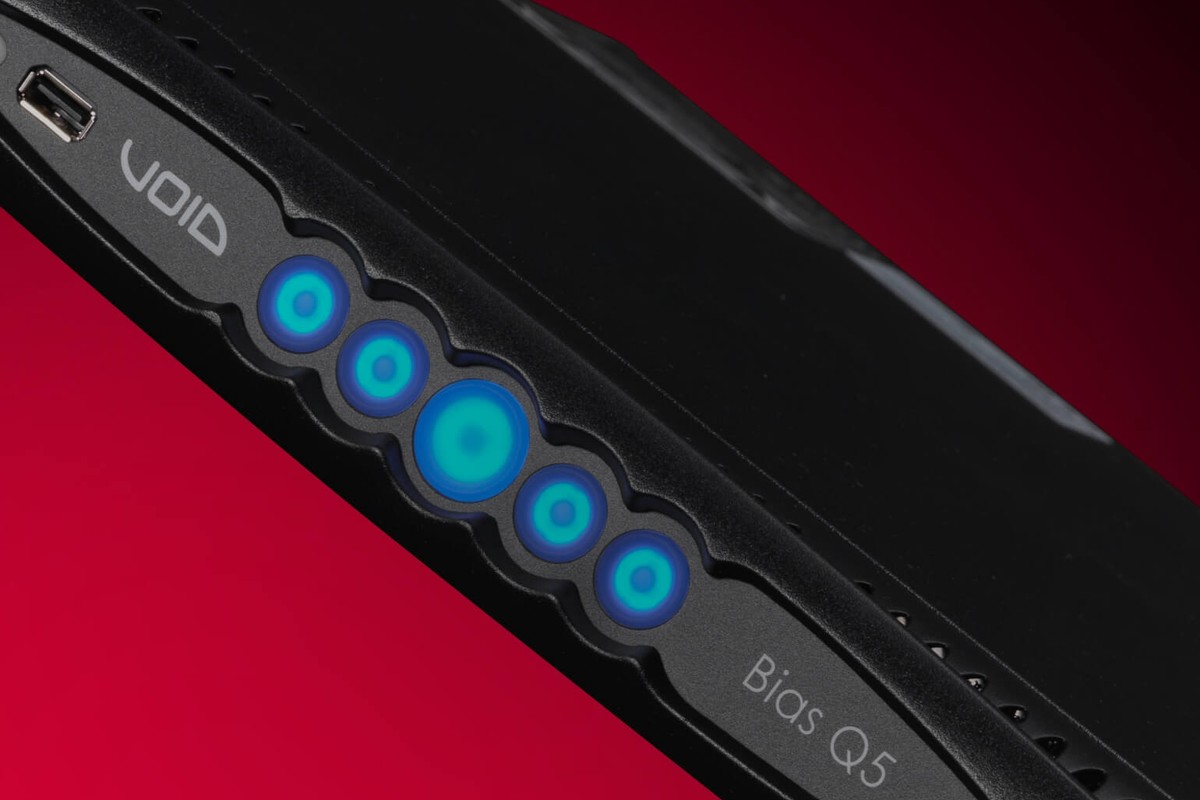 Gros plan sur les cinq voyants lumineux et le port USB de la face avant de l'amplificateur
