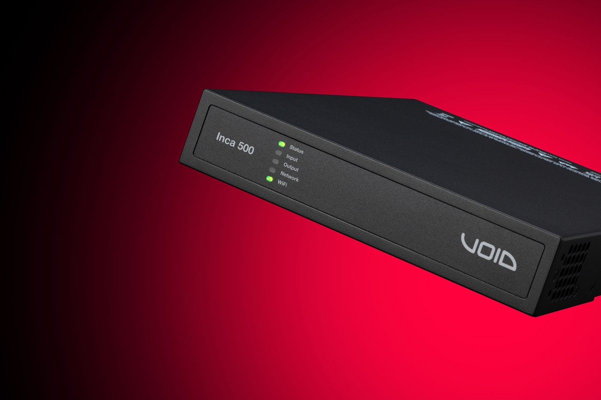 Façade noire de l'amplificateur Void Acoustics Inca 500 avec ses voyants d'état sur fond rouge