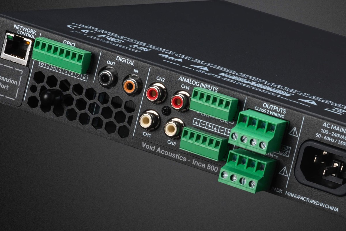 Panneau arrière de l'amplificateur avec entrées RCA, borniers Euroblock verts, prise RJ45 et embase secteur