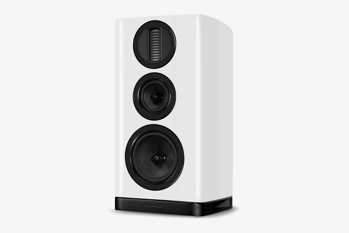Enceinte bibliothèque blanc brillant vue de trois quarts, tweeter AMT en haut de la face avant