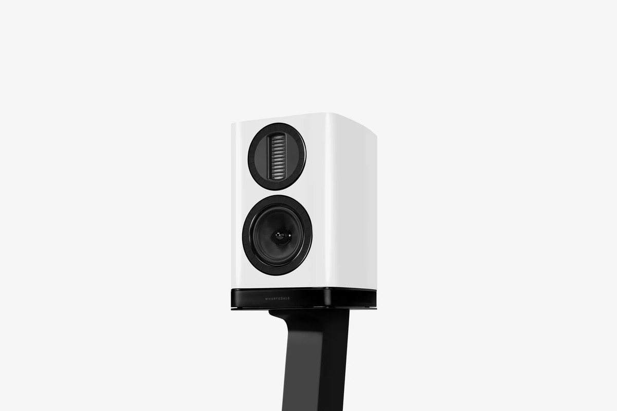 Enceinte bibliothèque blanche brillante sur son pied, tweeter AMT au-dessus du boomer