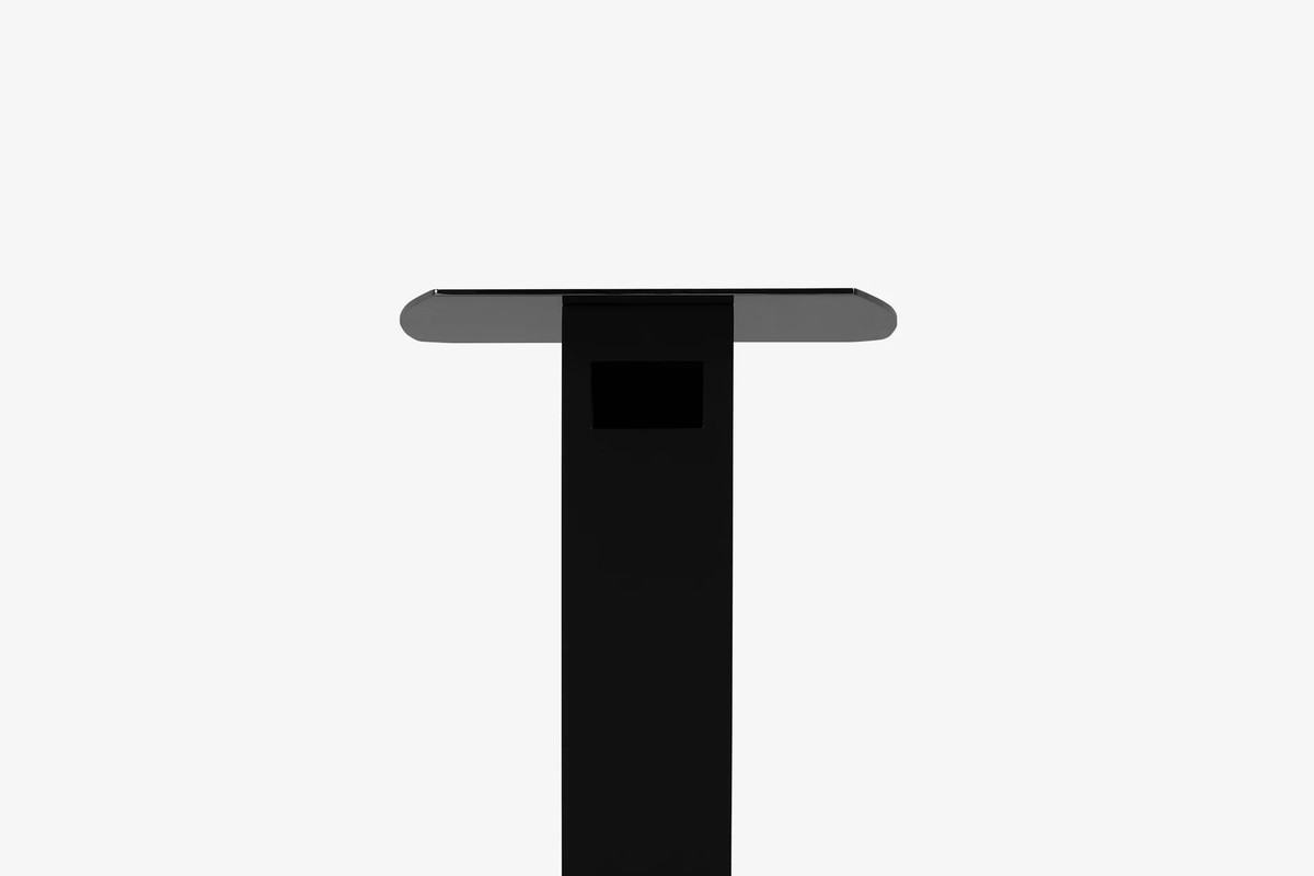 Black top plate and column of a stand, side view