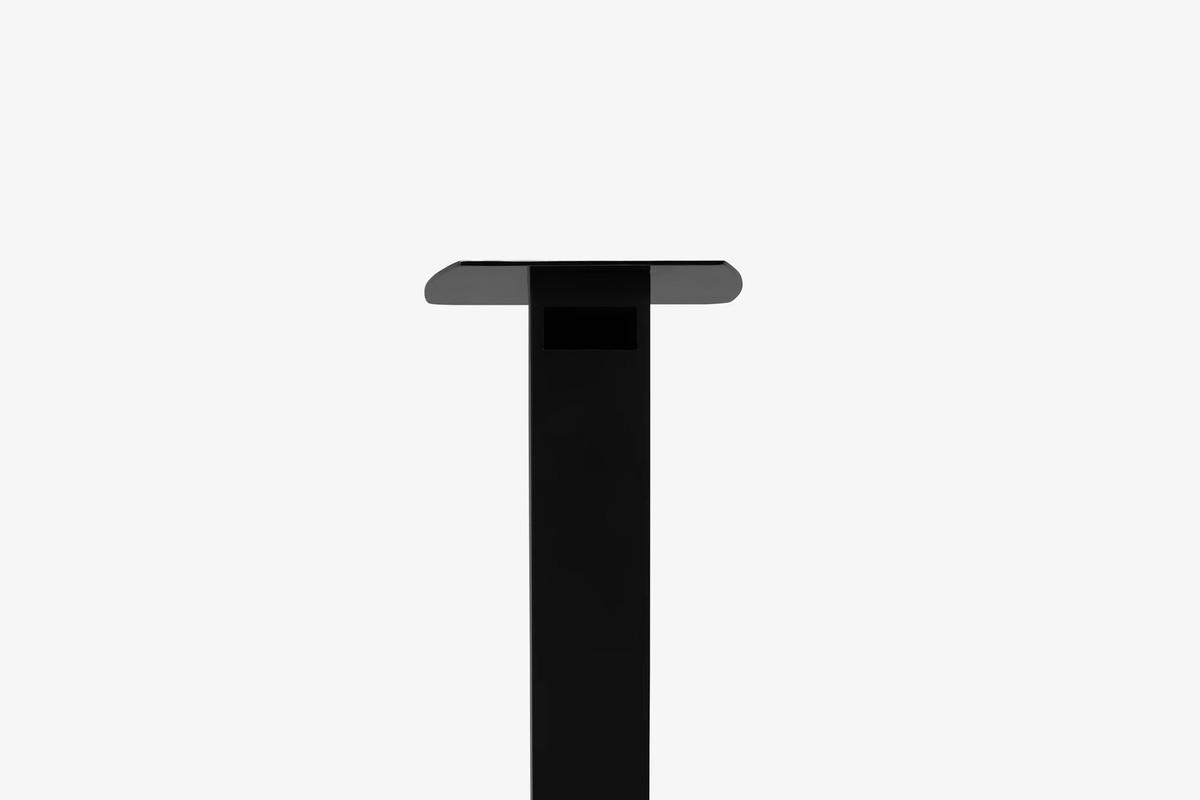 Black top plate and column of a stand, side view