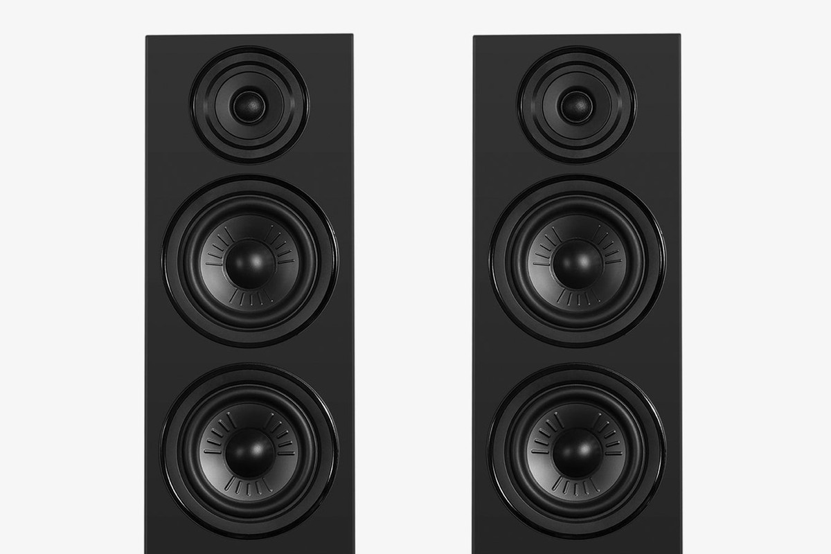 Two black Wharfedale DIAMOND 12.4i seen from the front, with their tweeter and two 6.5-inch drivers