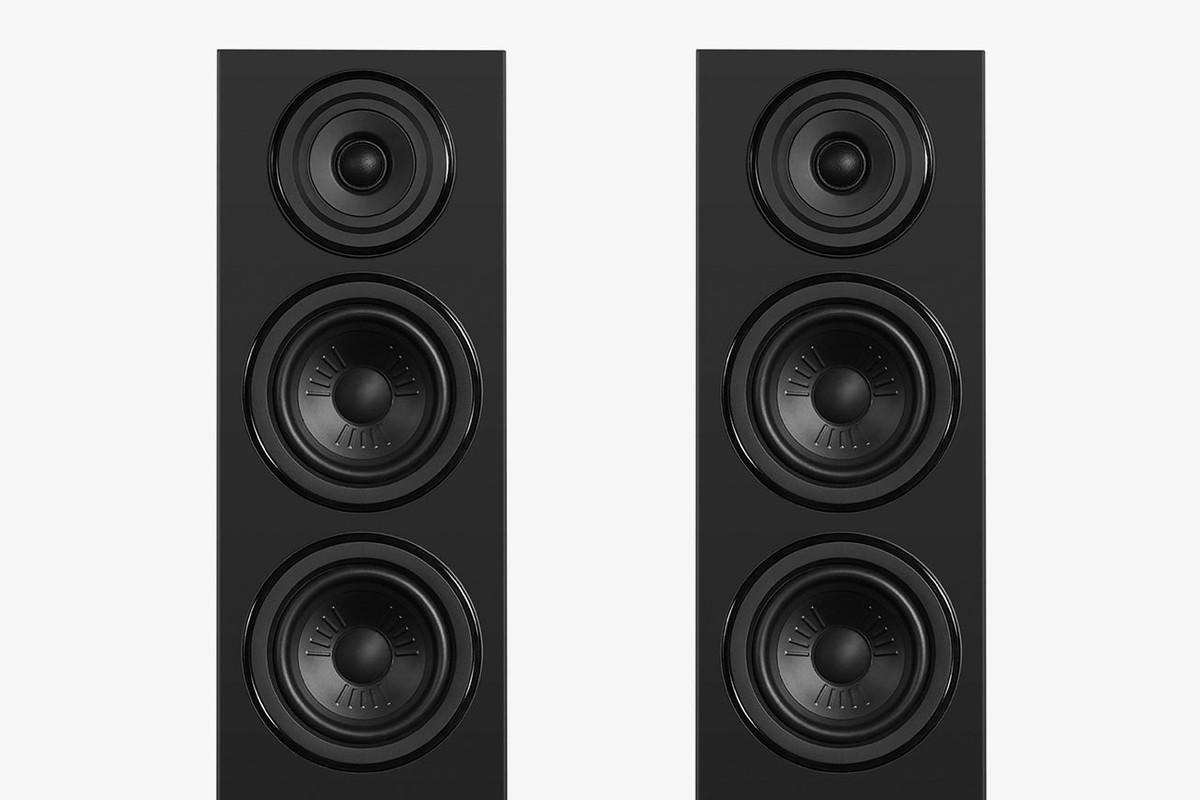 Two black Wharfedale DIAMOND 12.3i seen from the front, with their tweeter and two 5-inch drivers