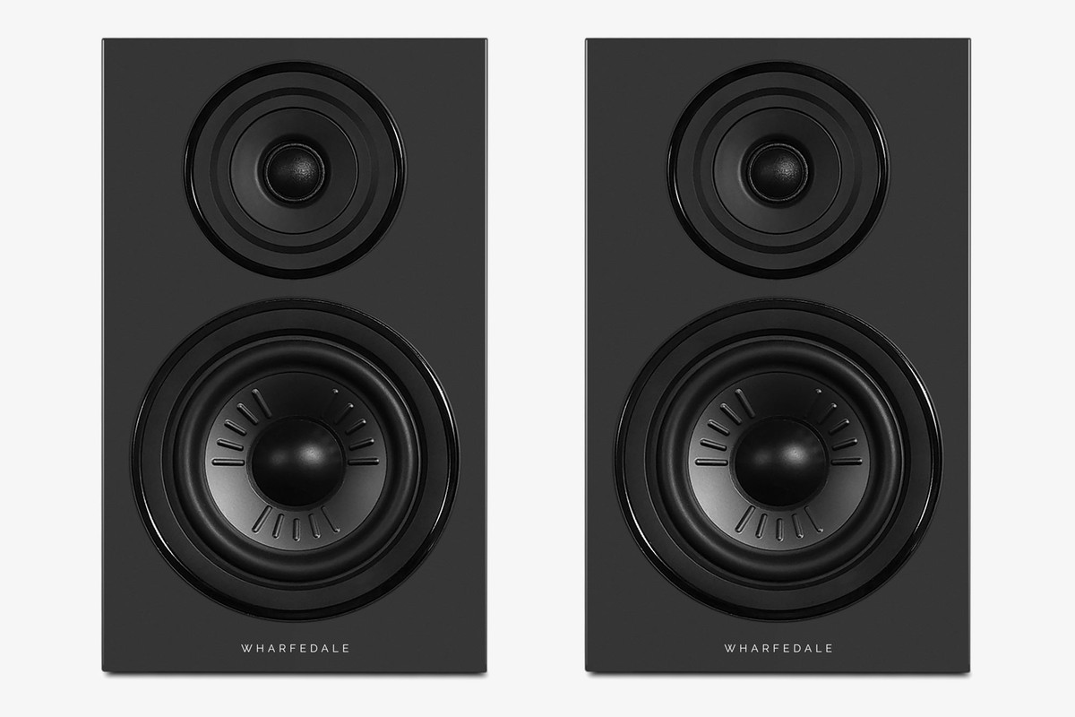 Two black Wharfedale DIAMOND 12.2i seen from the front, with their tweeter and 6.5-inch bass driver