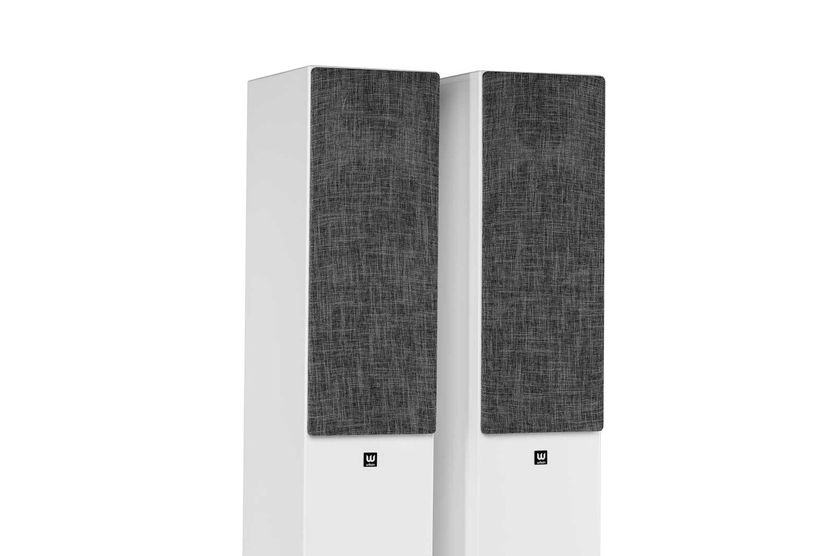 Deux enceintes colonnes blanches équipées de grilles grises