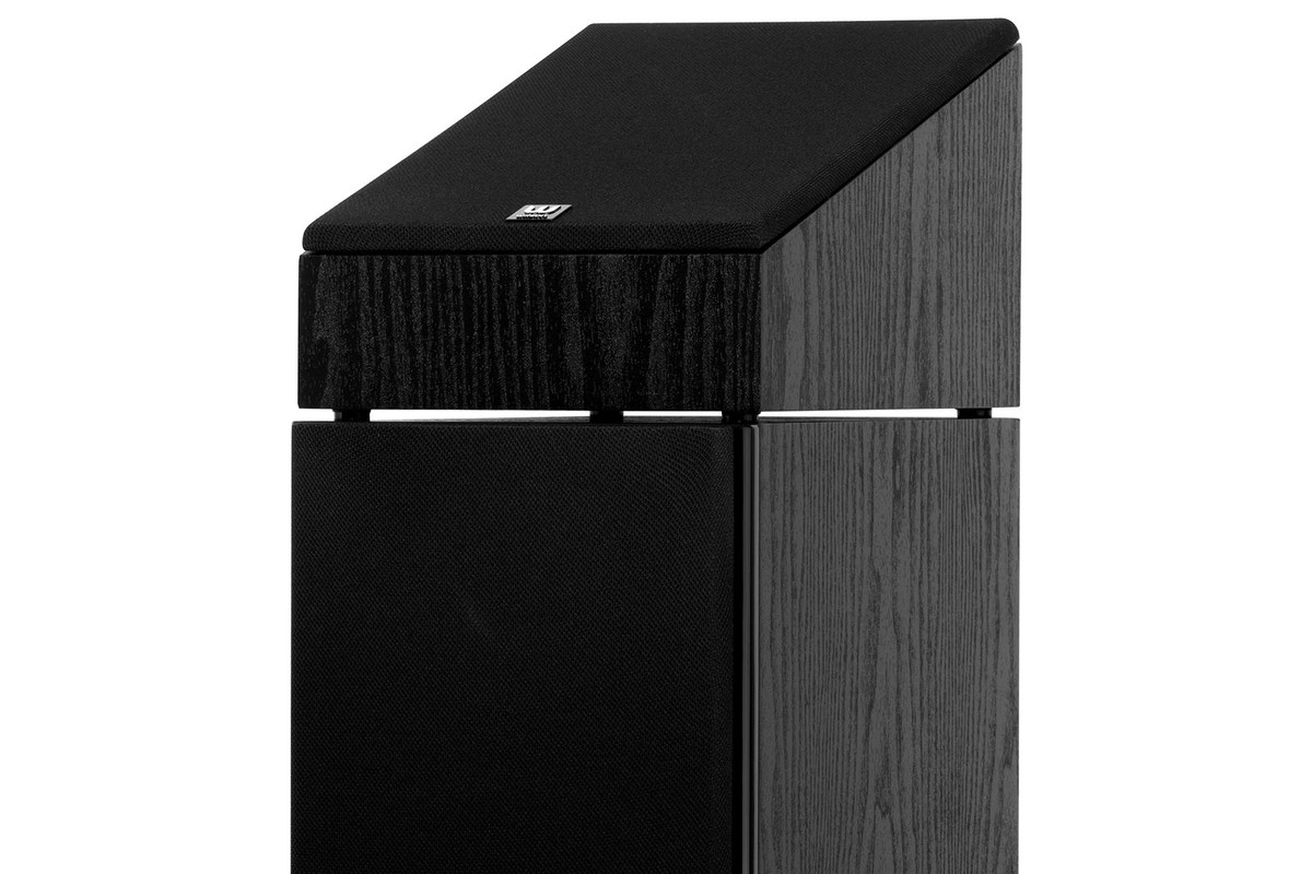 Sommet d'une colonne noire portant une enceinte au dessus incliné, recouvert d'une grille en tissu noir