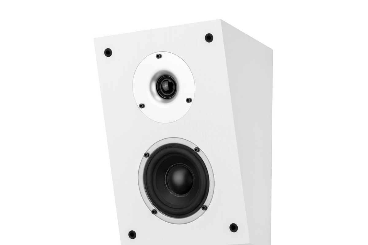 Coffret blanc à structure bois, vu de trois quarts, avec son tweeter et son haut-parleur médium