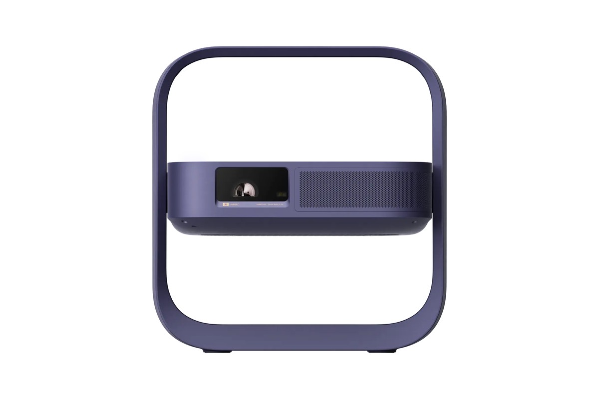 Projecteur compact violet vu de face, objectif et grille de haut-parleur dans un cadre carré