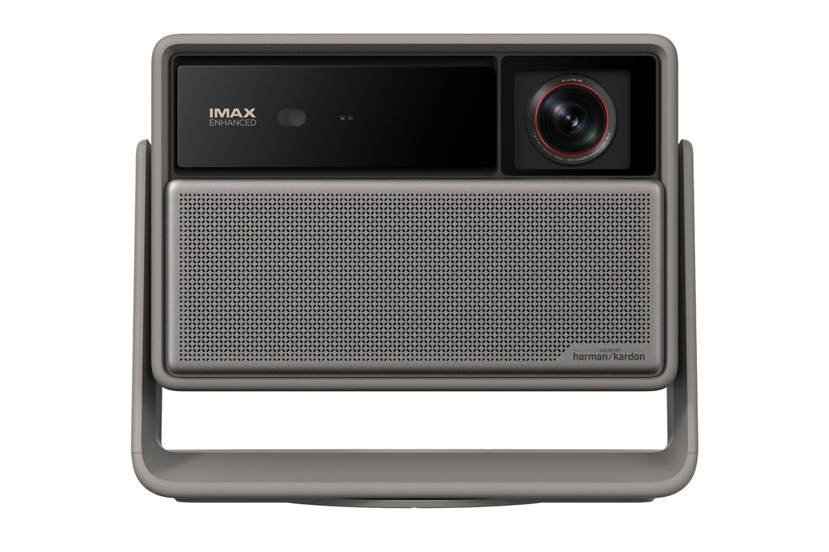 Projecteur gris vu de face, bandeau noir de l'objectif au-dessus de la grille Harman Kardon