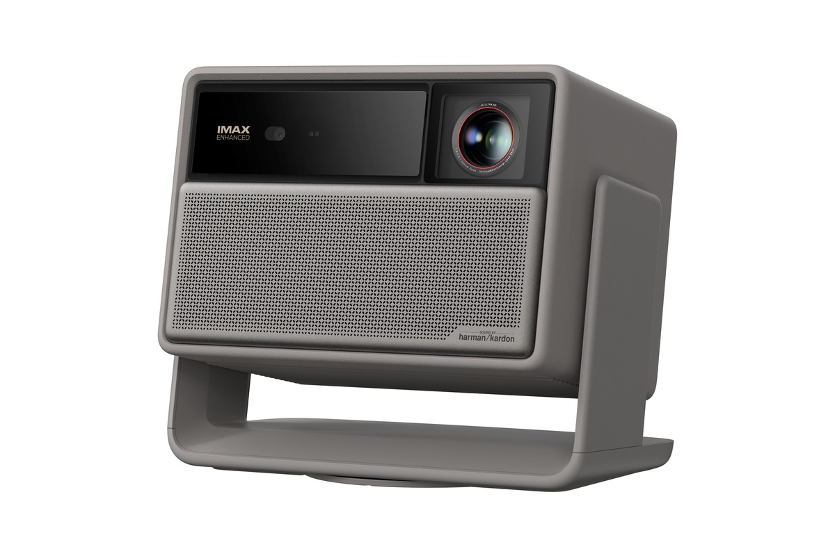 XGIMI HORIZON 20 Max vu de trois quarts, habillage gris texturé et pied en arceau