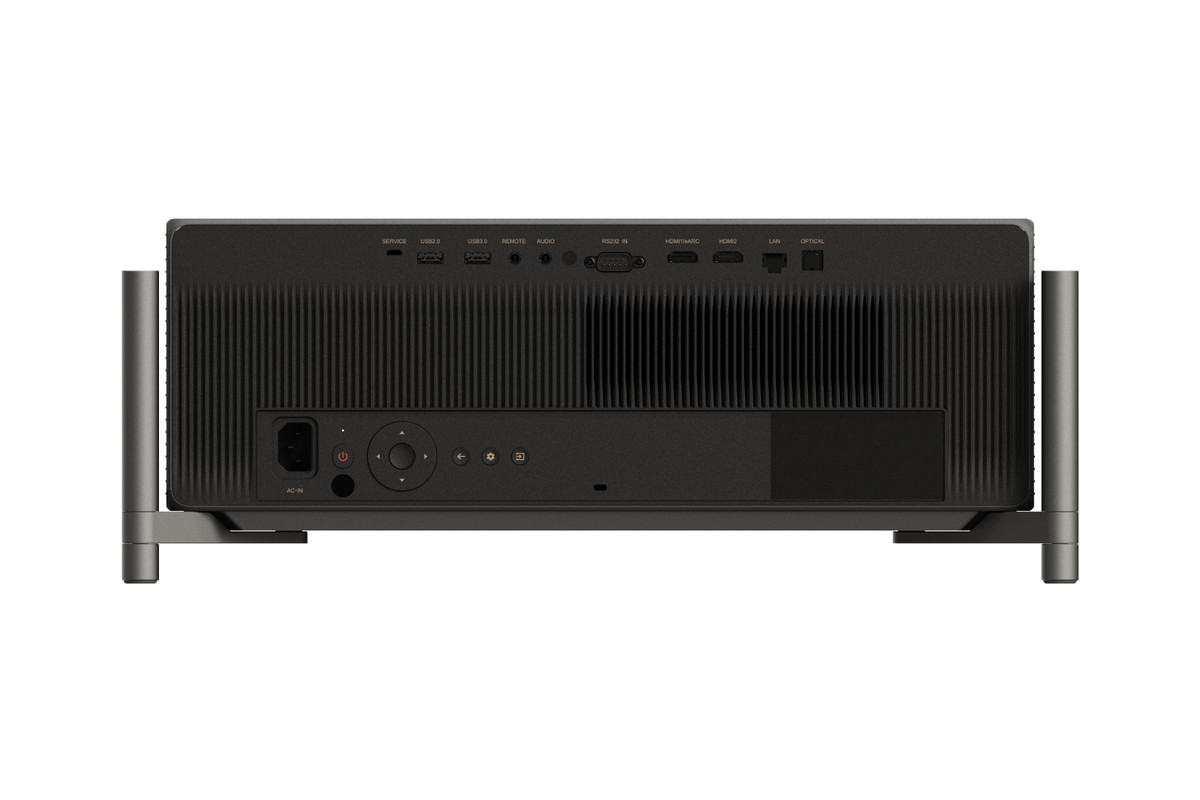 XGIMI TITAN vu de dos, rangée de ports de connexion et pieds latéraux en métal