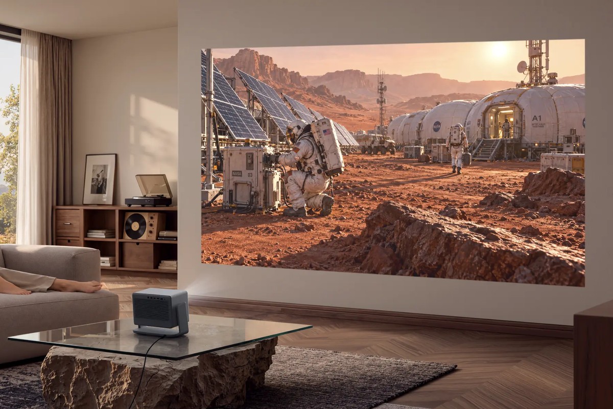 XGIMI HORIZON 30 Ultra Max auf einem gläsernen Couchtisch, sonniges Wohnzimmer, Marslandschaft an die Wand projiziert