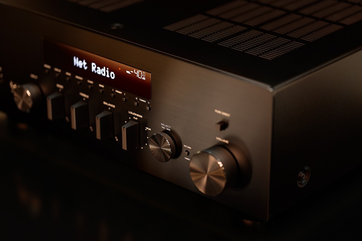 Yamaha R-N600A en situation dans un salon