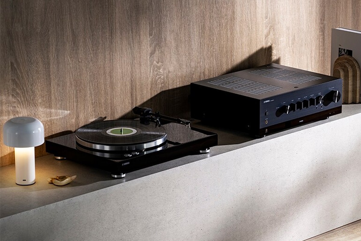 Vinylscheibe spielte, sichtbares Aluminiumtablett