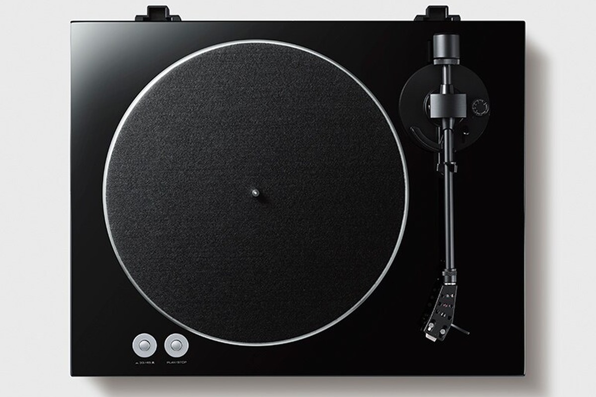 Yamaha TT-S303 Platin in einem zeitgenössischen Wohnzimmer