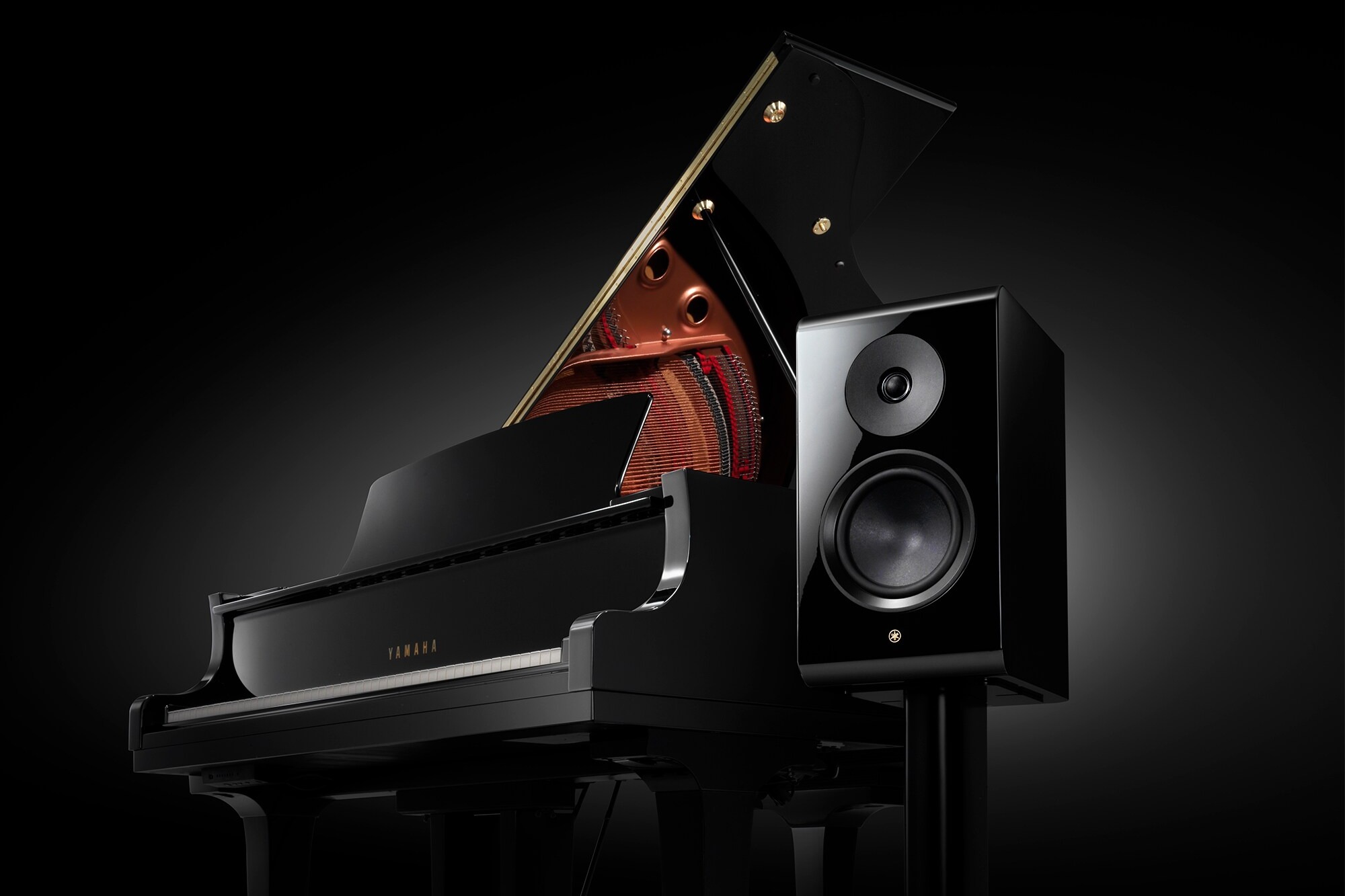 Yamaha NS-800A Lautsprecher auf Ständer vor einem geöffneten Flügel