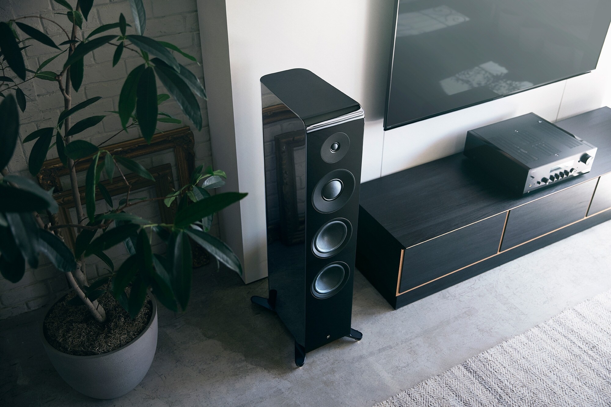 Yamaha NS-2000A Standlautsprecher im Wohnzimmer neben TV-Möbel und Pflanze
