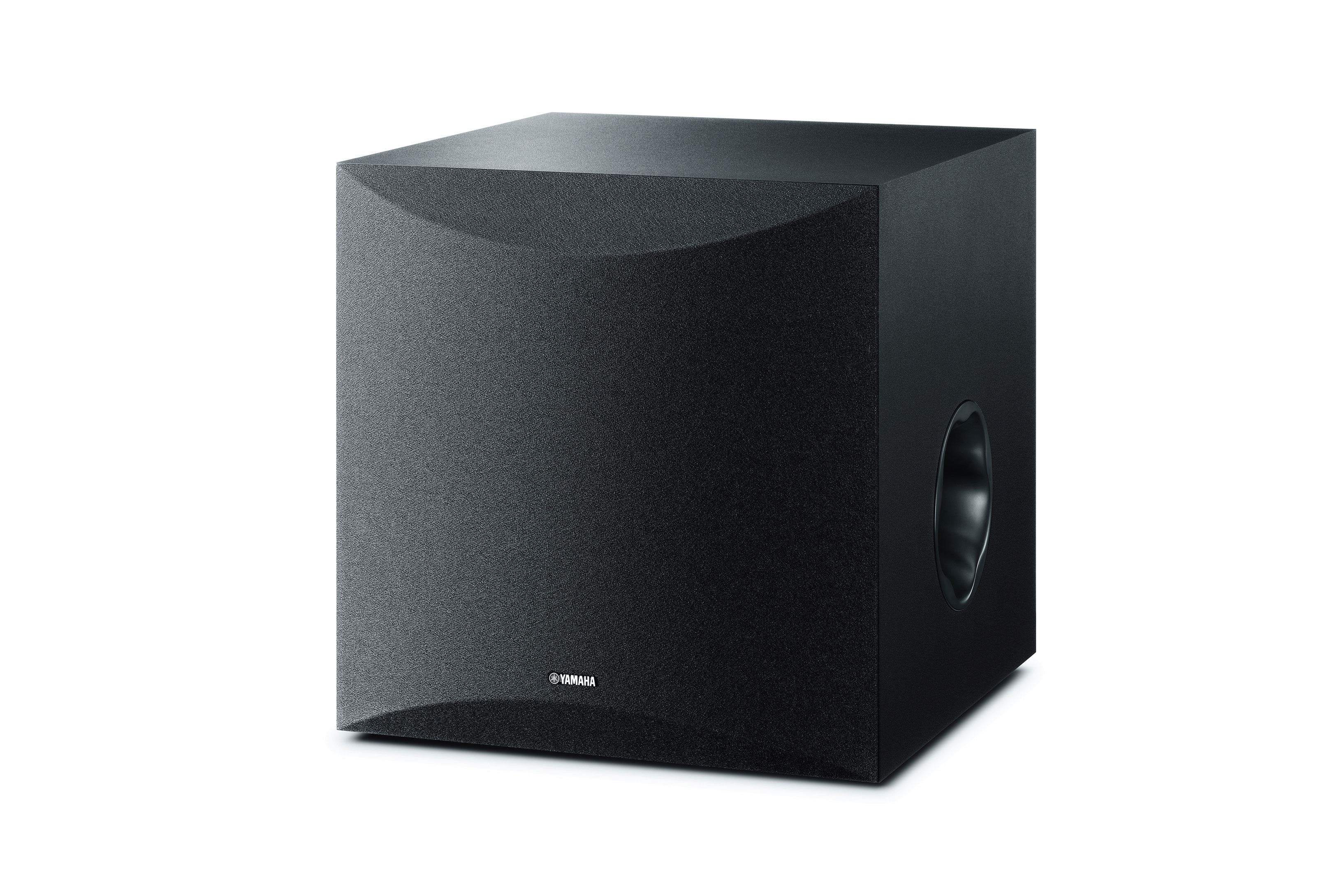 Derselbe Subwoofer in Dreiviertelansicht vor Weiss, Abdeckung montiert