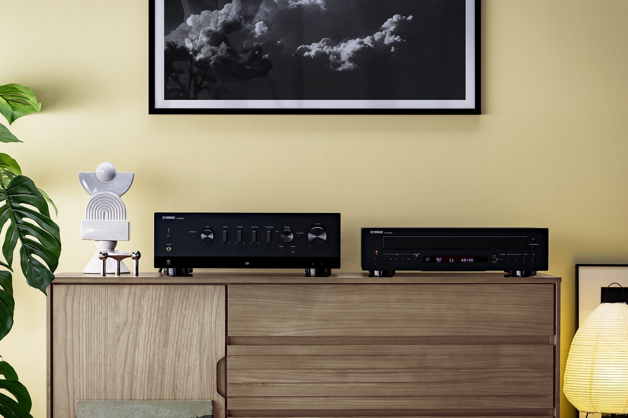 Yamaha CD-C603 CD-Wechsler und Verstärker auf einer hellen Holzanrichte
