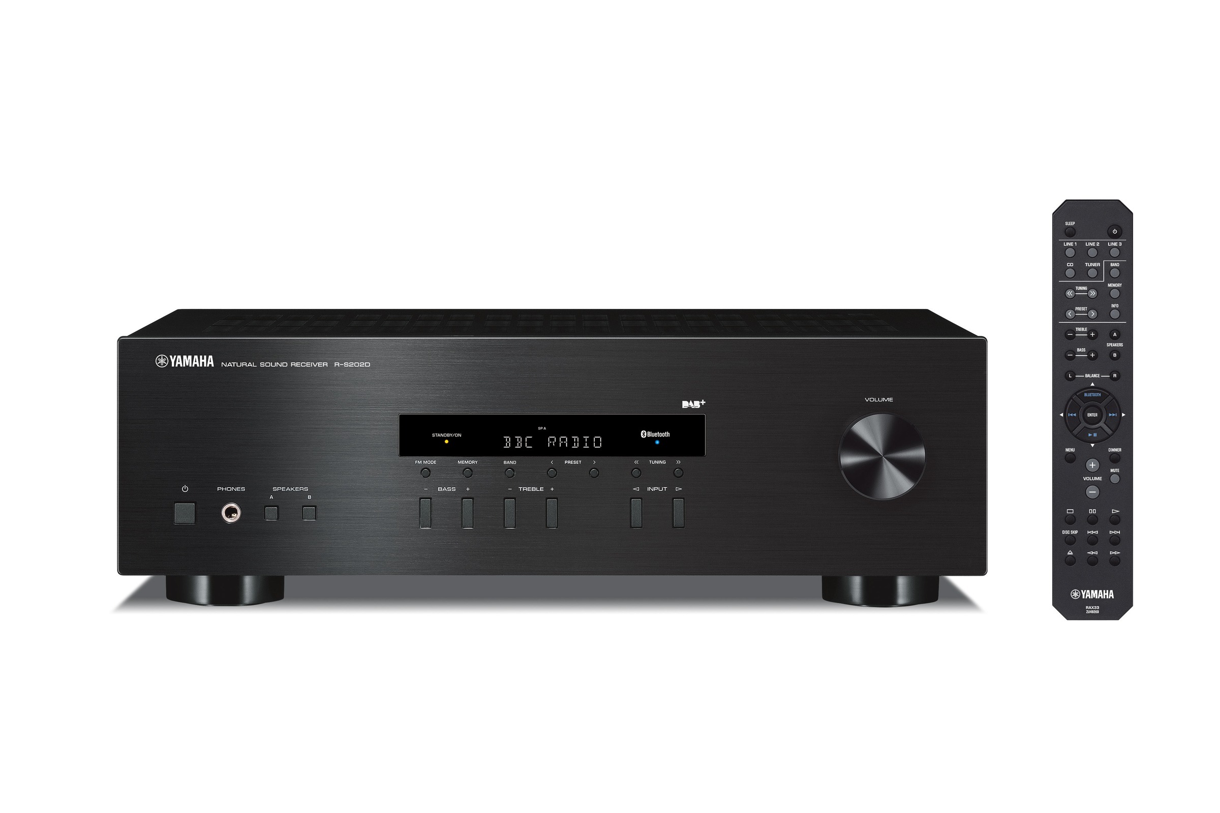 Ampli-tuner noir vu de face, afficheur allumé et télécommande à droite