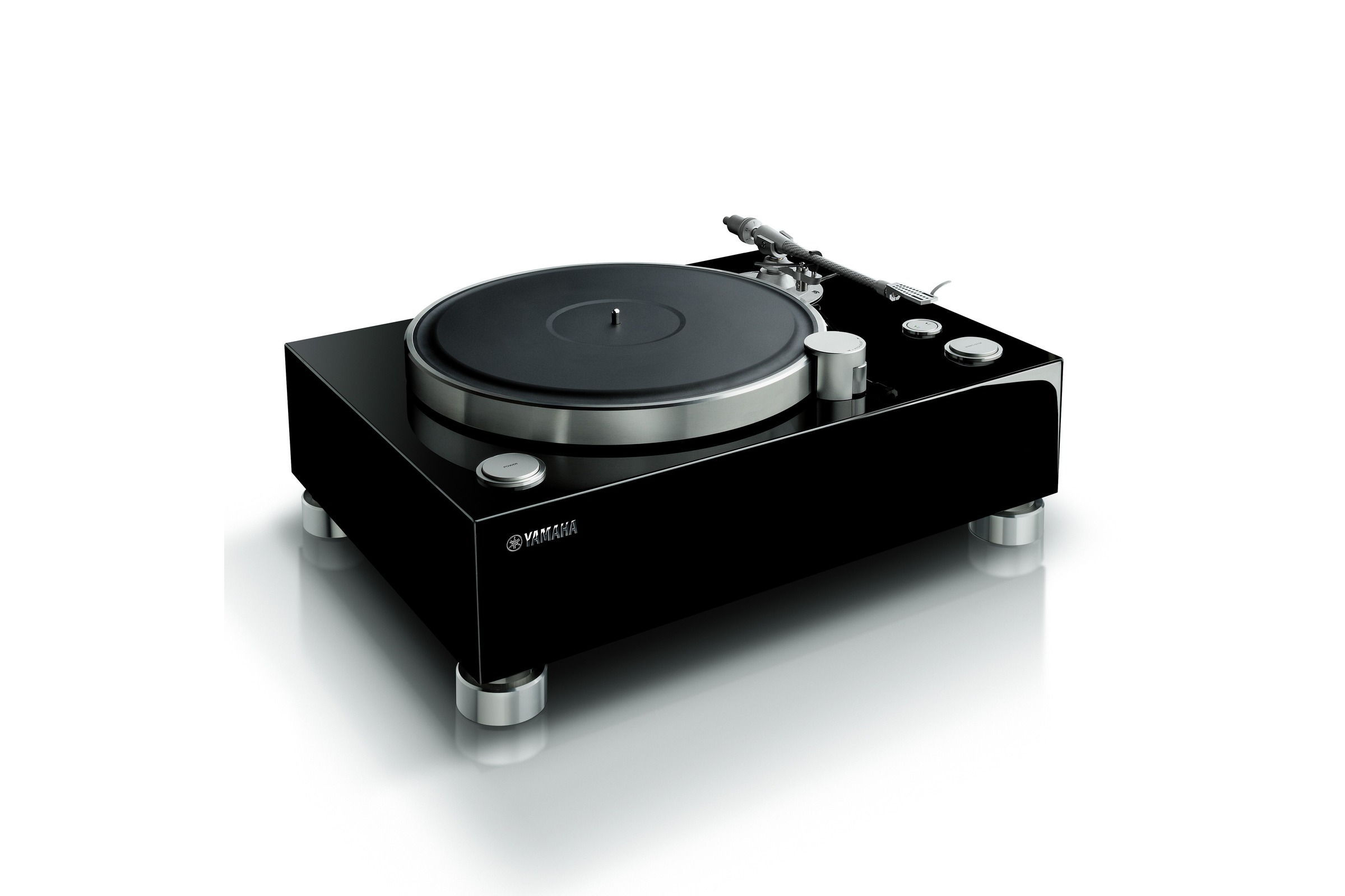 Platine vinyle noire vue de trois quarts, bras et plateau visibles