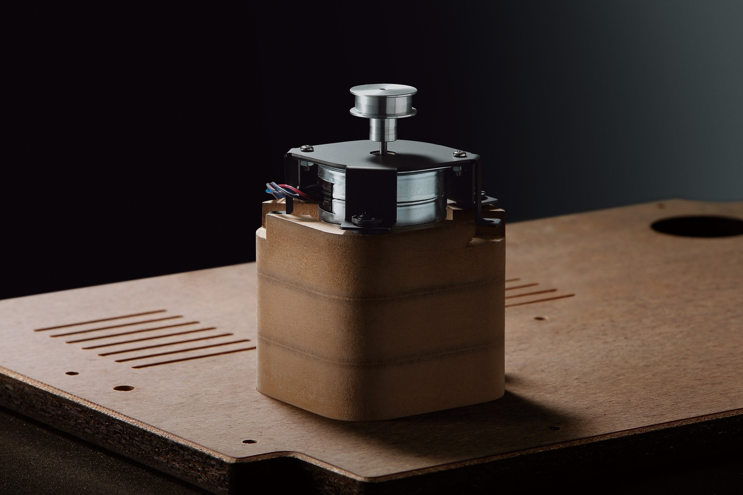 Le moteur monté flottant sur son socle, vu de près