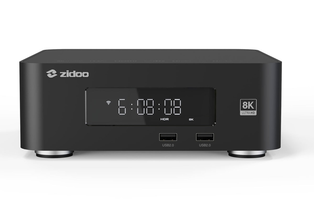 Schwarze Front mit LED-Anzeige, zwei USB-Anschlüssen und 8K-Logo vor weissem Hintergrund