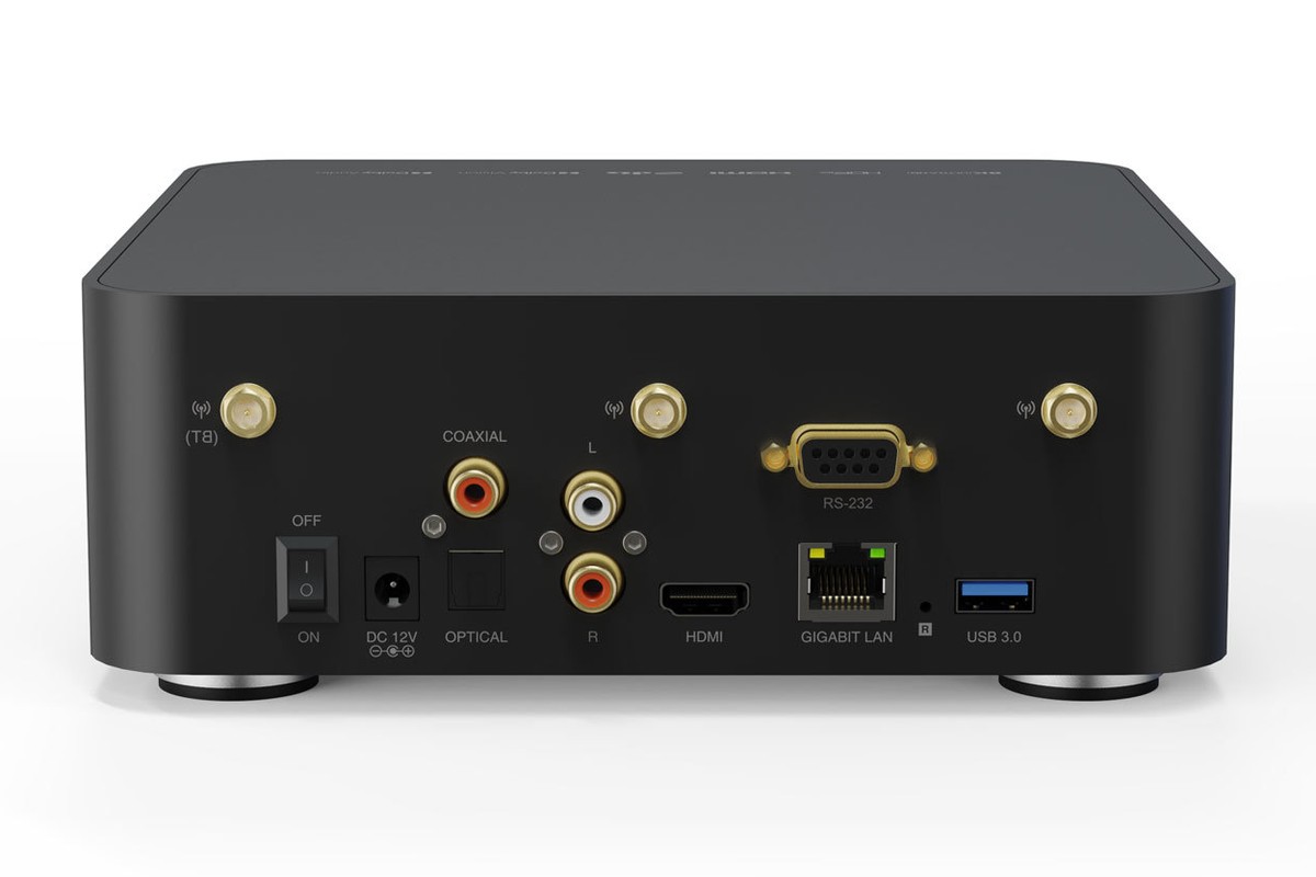 Rückseite mit Koaxial-, Cinch- und Optischausgang, serieller Schnittstelle, HDMI, Ethernet und Antennenanschlüssen